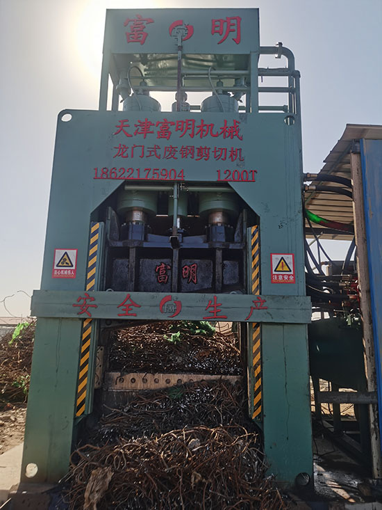 金屬破碎機,鋼筋切粒機,非金屬打包機,廢鋼抓鋼機,龍門式廢鋼剪切機.jpg